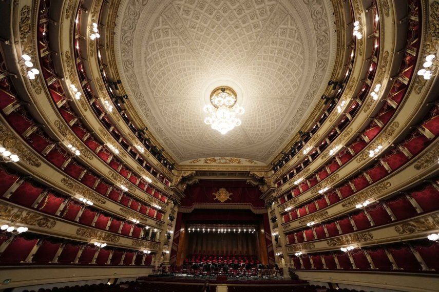 Vista del teatro lírico La Scala, de Milán, el más célebre de Italia, 4 de abril de 2022. La Scala inicia su temporada el miércoles 7 de diciembre de 2022 con la ópera rusa Boris Godunov, lo que provocó protestas ucranianas.&nbsp;