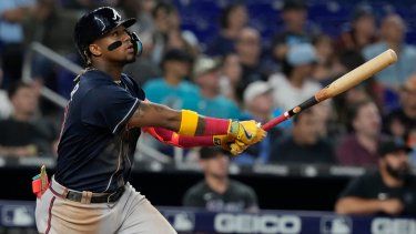 Ronald Acuña Jr. (13), de los Bravos de Atlanta, observa su hit durante un partido de béisbol contra los Marlins de Miami, el martes 2 de mayo de 2023, en Miami.&nbsp;