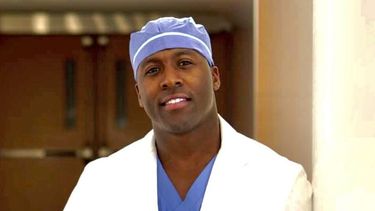 En esta fotograf&iacute;a del 30 de marzo de 2020, el doctor Elvis Francois en la Cl&iacute;nica Mayo en Rochester, Minnesota. Tras publicar videos virales en los que canta acompa&ntilde;ado de piano, Francois lanzar&aacute; su primer EP, Music Is Medicine, cuyas ganancias ser&aacute;n destinadas a The Center of Disaster Philanthropy COVID-19 Response Fund para combatir el coronavirus.&nbsp;