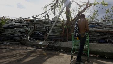 Un hombre observa los destrozos causados por el paso del huracán María&nbsp; en un centro de reciclaje del distrito de Santurce, en San Juan (Puerto&nbsp;Rico).&nbsp; 