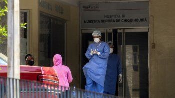 NOTICIA DE VENEZUELA  - Página 52 El-2-julio-2020-se-observa-personal-medico-fuera-la-sala-emergencias-del-hospital-universitario-maracaibo-estado-zulia-venezuela-medio-la-pandemia-coronavirus-covid-19