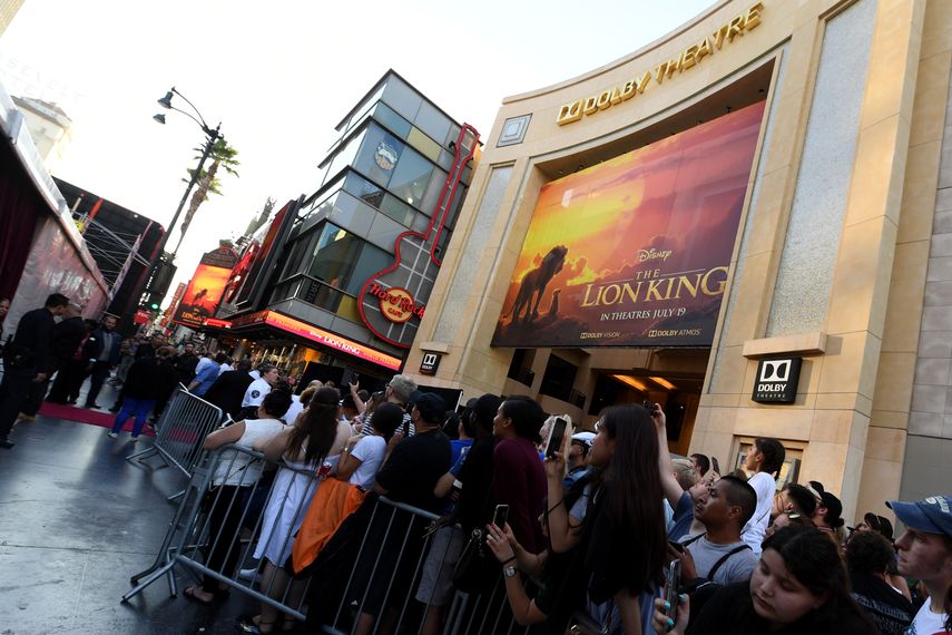 En esta foto de archivo, los fanáticos esperan afuera del teatro Dolby mientras llegan los invitados para el estreno mundial de The Lion King de Disney el 9 de julio de 2019 en Hollywood. 