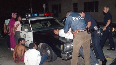 La policía de Los Ángeles detiene a sospechosos de vender drogas el 9 de abril de 1988