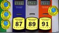 Una bomba de gasolina muestra los precios del combustible por galón en Beverly Hills, California.  