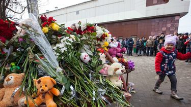Numerosas personas colocan flores en memoria a las víctimas del incendio del centro comercial Zimnyaya Vishnya, en la ciudad rusa de Kémerovo.&nbsp;
