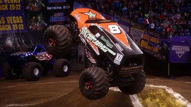 Los automóviles realizaron espectaculares saltos y piruetas, y pasaron por encima de otros vehículos con sus gigantescas ruedas de tres metros de diámetro (CORTESÍA)