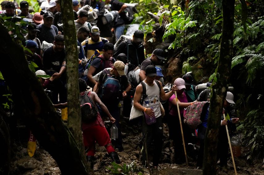 Migrantes, en su mayoría venezolanos, cruzan el Tapón del Darién desde Colombia hacia Panamá con la esperanza de llegar a Estados Unidos. Arriesgan sus vidas 
