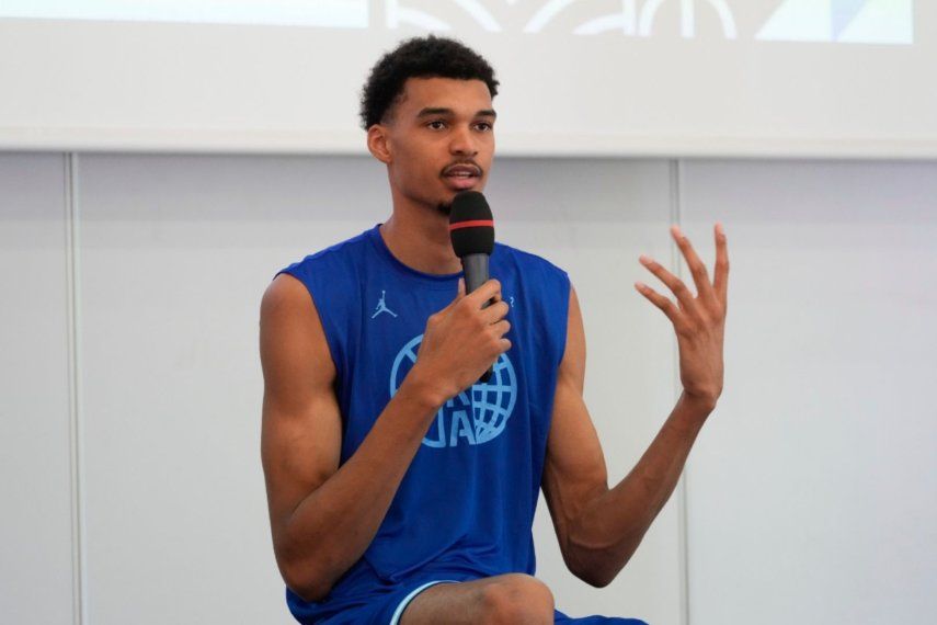 El basquetbolista francés Victor Wembanyama, habla durante el día de prensa del Instituto Nacional de Deporte y Educación Física en Vincennes, el jueves 27 de junio de 2024&nbsp;