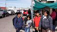 La familia guatemalteca Gonz&aacute;lez, que solicit&oacute; asilo en Estados Unidos, posan para una foto antes de dirigirse a un comedor popular en Nogales, estado de Sonora, M&eacute;xico, en la frontera con Estados Unidos, el viernes 3 de enero de 2020.&nbsp;