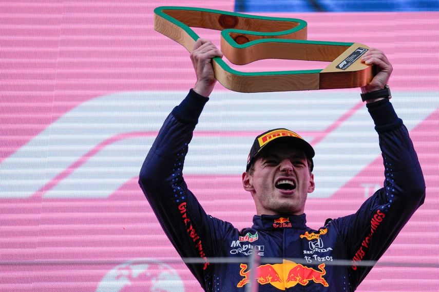 El piloto holandés de Red Bull, Max Verstappen, celebra con el trofeo durante la ceremonia del podio del Gran Premio de Estiria de Fórmula 1