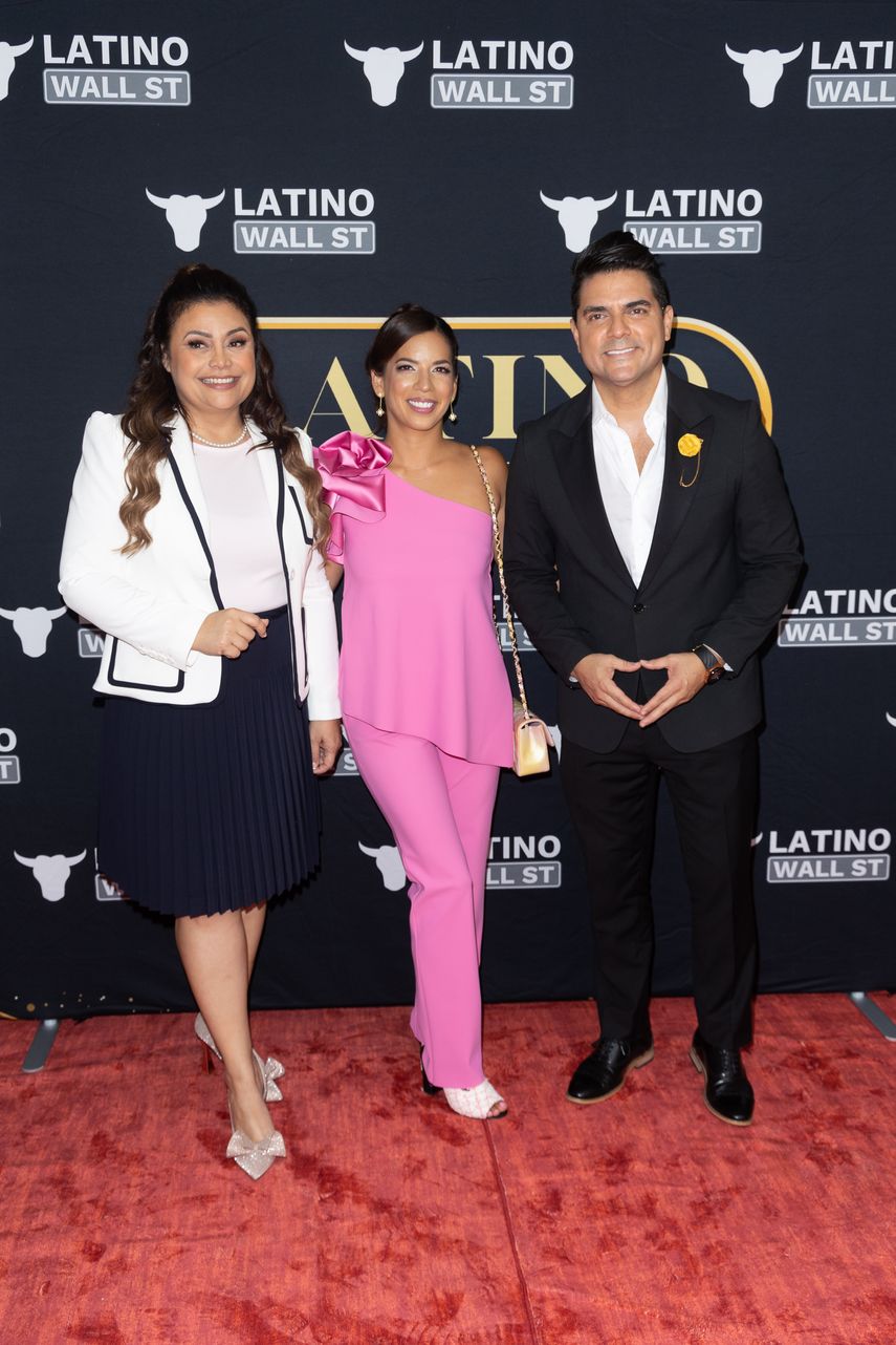 Gisela Rojas, Gabriela Berrospi y Alberto Mauco en los Latino Wall Street Awards.
