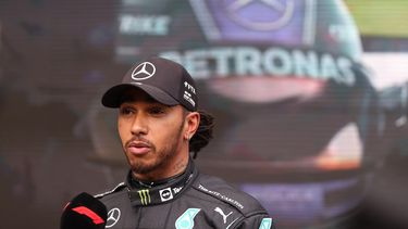 Lewis Hamilton busca como sea ser más rápido que el holandés Max Verstappen