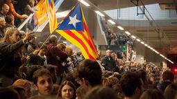 &nbsp;Varios miles de personas se congregan en la estación de Girona y cortan las vías del tren de alta velocidad (AVE), el bloqueo que se realizó el 8 de noviembre.&nbsp;