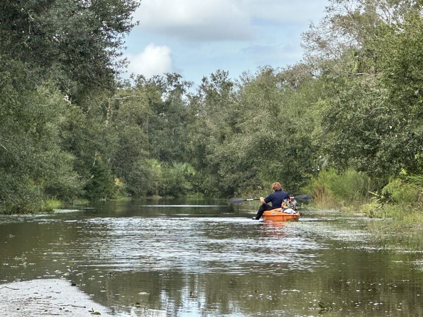 Una mujer en Sarasota se desplaza en una canoa por una calle inundada tras el paso del huracán Milton.&nbsp; &nbsp;