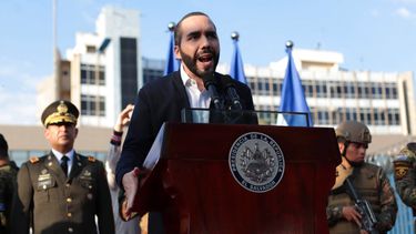 El presidente de El Salvador Nayib Bukele, acompañado de miembros de las fuerzas armadas, habla con sus simpatizantes a las afueras del Congreso en San Salvador. Hoy arranca jornada electoral en El Salvador, con retrasos