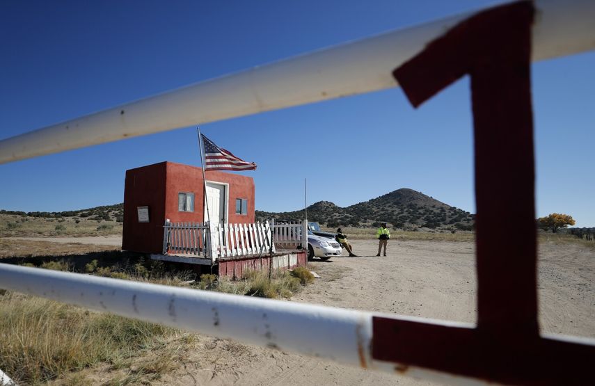 Agentes de seguridad privada en la entrada del rancho usado para filmaciones Bonanza Creek Film Ranch en Santa Fe, Nuevo México el 22 de octubre de 2021. El actor Alec Baldwin disparó un arma de utilería en el set de un western que estaba being filmado en el rancho el jueves 21 de octubre de 2021 provocando la muerte de la cinefotógrafa Halyna Hutchins, dijeron autoridades.&nbsp;