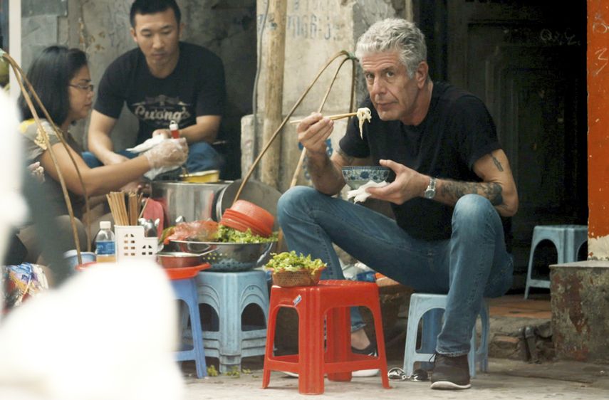 En esta imagen difundida por Focus Features, Anthony Bourdain en una escena del documental de Morgan Neville Roadrunner. La película se estrenó en el Festival de Tribeca el viernes 11 de junio de 2021.&nbsp;