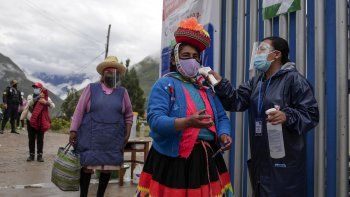 NOTICIA DE VENEZUELA  - Página 63 A-los-votantes-mascaras-frenar-la-propagacion-del-nuevo-coronavirus-se-les-mide-la-temperatura-la-entrada-un-colegio-electoral-las-elecciones-generales-ollantaytambo-peru-el-domingo-11-abril-2021