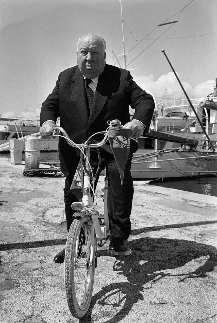 En esta foto del 15 de mayo de 1972, el maestro del cine de suspenso Alfred Hitchcock pedalea al Festival de Cine de Cannes, en Cannes, Francia.