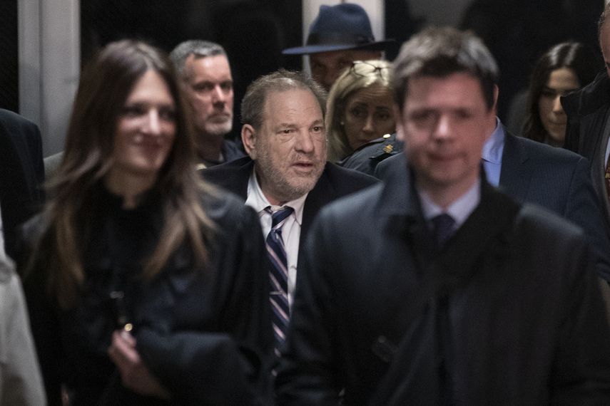Harvey Weinstein, en el centro, sale de la corte rodeado de sus abogados Donna Rotunno, a la izquierda, y Damon Cheronis, durante su juicio por violaci&oacute;n y abuso sexual en Nueva York el jueves 13 de febrero del 2020.&nbsp;