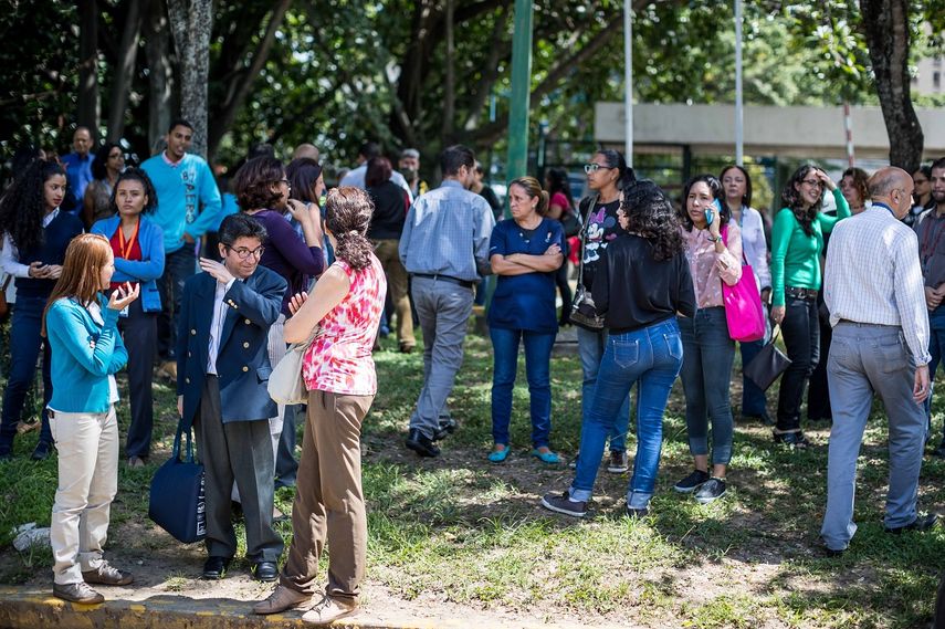 Un grupo de personas permanece en las calles resguardándose tras el temblor de magnitud 5,7 que se registró este martes en Venezuela.