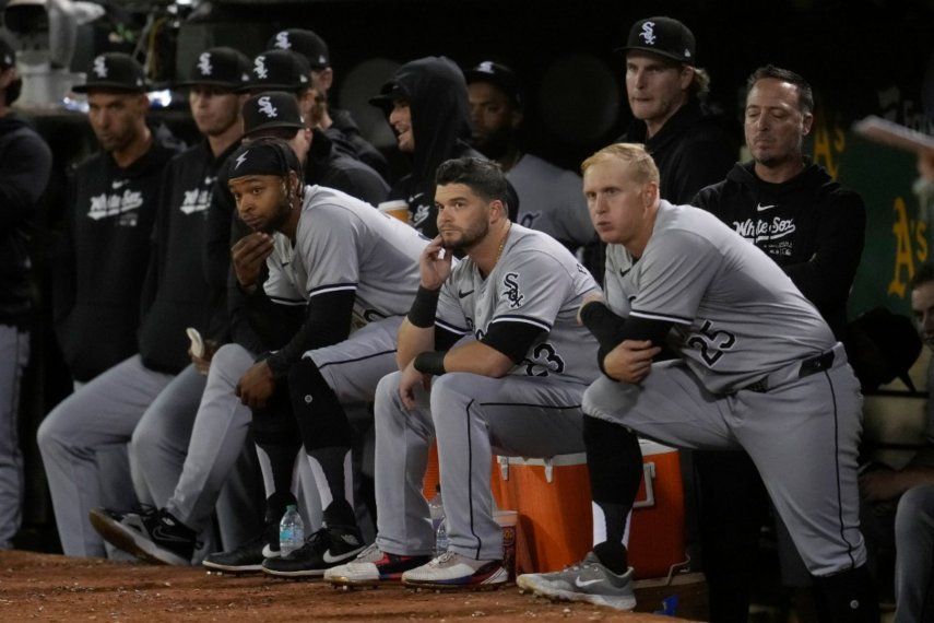 Los jugadores de los Medias Blancas de Chicago reaccionan desde el dugout durante la octava entrada de un partido de béisbol en contra de los Atléticos de Oakland, el lunes 5 de agosto de 2024, en Oakland, California.