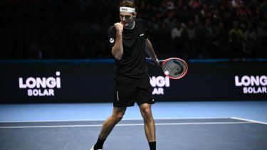 El norteamericano Taylor Fritz celebra tras conseguir un punto ante el ruso Daniil Medvedev durante su encuentro del 10 de noviembre de 2024.