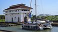 Un velero ingresa a las esclusas de Miraflores del Canal de Panamá en la Ciudad de Panamá el 22 de enero de 2025.&nbsp;
