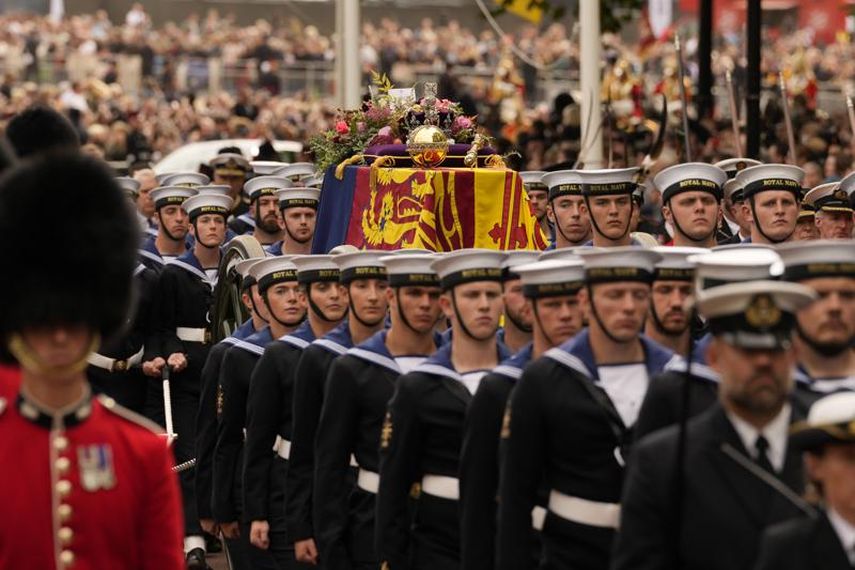 El féretro de la reina Isabel II es llevado tras su funeral en la Abadía de Westminster en el centro de Londres el lunes 19 de septiembre de 2022. La reina falleció a los 96 años el 8 de septiembre. Será enterrada en Windsor junto a su esposo el príncipe Felipe fallecido en 2021