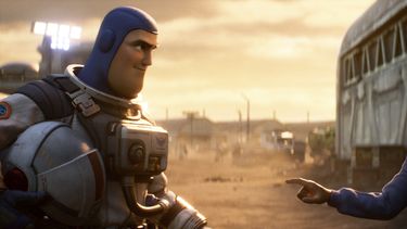 En la imagen difundida por Disney/Pixar, los personajes de Buzz Lightyear, izquierda, y Alisha Hawthorne en una escena de la cinta animada Lightyear. Cadena de cines en Perú retira advertencia sobre la película.