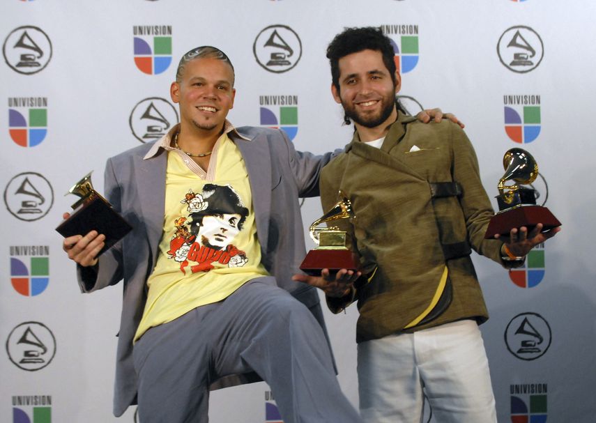 En esta foto del 2 de noviembre de 2006, el d&uacute;o Calle 13 posa tras ganar los Latin Grammy al mejor nuevo artista, mejor &aacute;lbum de m&uacute;sica urbana y mejor video versi&oacute;n corta en Nueva York.&nbsp;