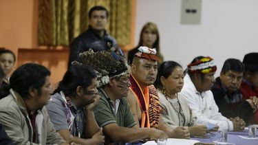 Líderes indígenas acuden a una mesa de diálogo con el presidente Lenín Moreno en Quito, Ecuador, el domingo 13 de octubre de 2019.