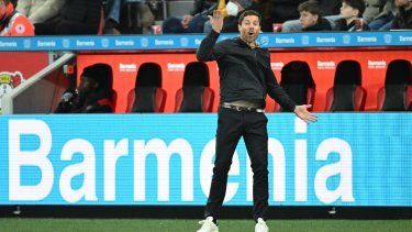 El entrenador español del Bayer Leverkusen, Xabi Alonso, hace gestos durante el partido de fútbol de la primera división alemana de la Bundesliga Bayer 04 Leverkusen contra 1 FC Union Berlin en Leverkusen, Alemania occidental, el 12 de noviembre de 2023.  