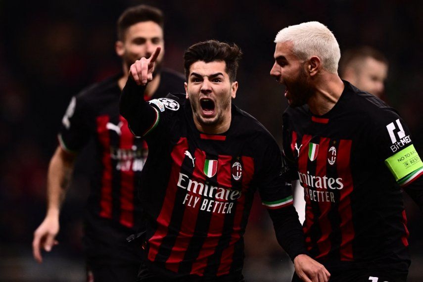 El centrocampista del Milan, Brahim Díaz (centro), celebra luego de anotar el único tanto del partido ante el Tottenham, en el duelo entre ambos conjuntos en los octavos de final de la Liga de Campeones.