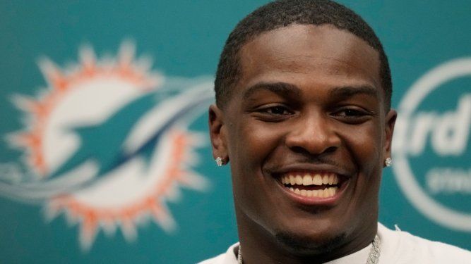 El running back de los Dolphins de Miami, DeVon Achane, responde preguntas de la prensa tras un choque contra los Broncos de Denver, el 24 de septiembre de 2023.