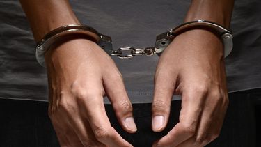 arrestan a un estudiante de pembroke pines que dijo tener un arma en su auto