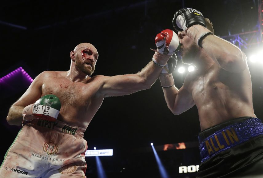 Fury sigue (izquierda) invicto tras 29 peleas y mantuvo sus aspiraciones al t&iacute;tulo de pesos pesados contra un luchador poco conocido pero que dio al ingl&eacute;s toda la pelea que pudo gestionar.