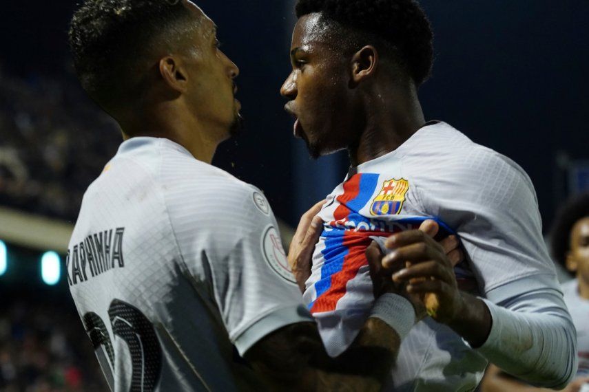 Ansu Fati (derecha), del Barcelona, festeja con su compañero Raphinha tras anotar el cuarto tanto de su equipo ante el Intercity, en un encuentro de la Copa del Rey, el miércoles 4 de enero de 2023&nbsp;