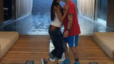 asi baila la bicicleta el millonario gianluca vacchi