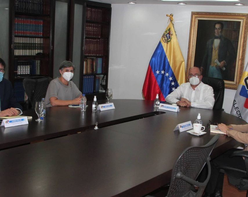 El presidente del Poder Electoral, Pedro Calzadilla, se reunió con la jefa de la Misión de Observación Electoral de la Unión Europea, Isabel Santos.