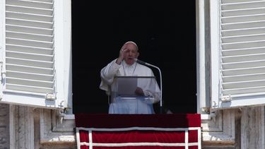 El papa Francisco saluda a las personas en la Ciudad del Vaticano, el 31 de mayo de 2020.&nbsp;