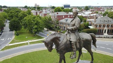 Fotografía de archivo del 27 de junio de 2017 de una estatua del general confederado Robert E. Lee en el centro de una rotonda en Richmond, Virginia.&nbsp;