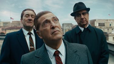 En esta imagen difundida por Netflix, de izquierda a derecha, Robert De Niro, Al Pacino y Ray Romano en una escena de The Irishman.&nbsp;