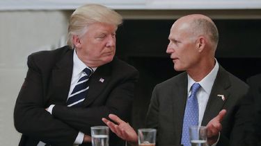 El presidente Donald Trump y el gobernador Rick Scott conversan durante un encuentro en la Casa Blanca.