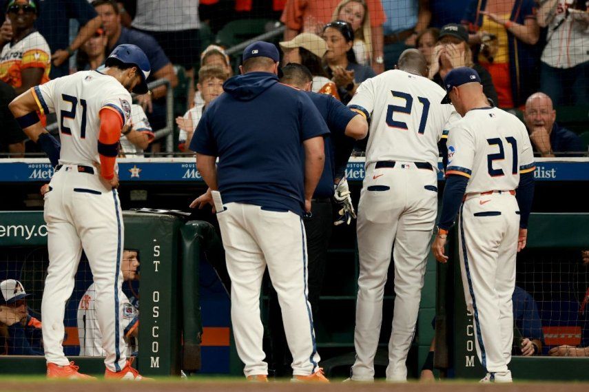 Yordan Álvarez #44 de los Astros de Houston recibe ayuda para salir del campo tras torcerse el tobillo en el plato durante la primera entrada contra los Rangers de Texas en el Daikin Park el 15 de septiembre de 2025 en Houston, Texas.&nbsp;