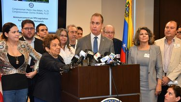 El congresista republicano Mario Díaz-Balart y la congresista demócrata Donna Shalala en rueda de prensa en la ciudad de Doral.