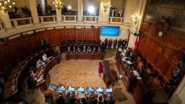Expertos constitucionales se reúnen para comenzar a redactar una nueva propuesta constitucional en el Congreso Nacional en Santiago de Chile.