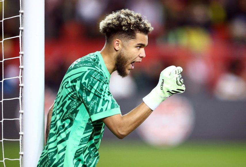 El portero de Canadá, Dayne St. Clair, les da indicaciones a sus compañeros durante un partido amistoso, el 13 de noviembre de 2025.