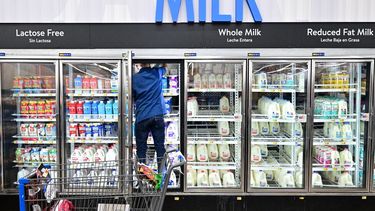 Un cliente toma un producto en uno de los supermercados en Estados Unidos.