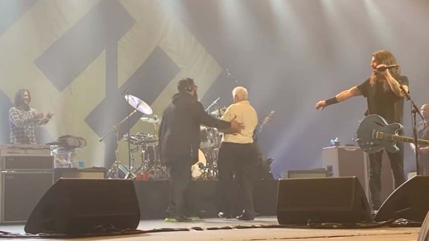 El fan se presentó como Jay from Bombay y durante el (demasiado) tiempo que pasó en el escenario, se acercó repetidamente al micrófono, berreó y se paseó saludando a los músicos y haciendo todo tipo de monerías.